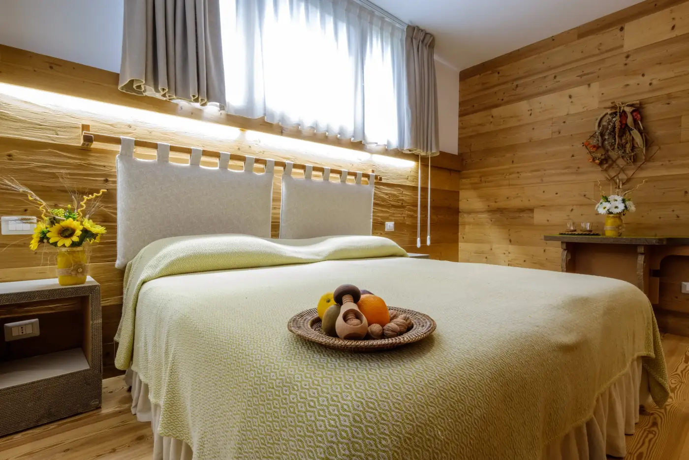 Camera con pareti in legno e letto matrimoniale