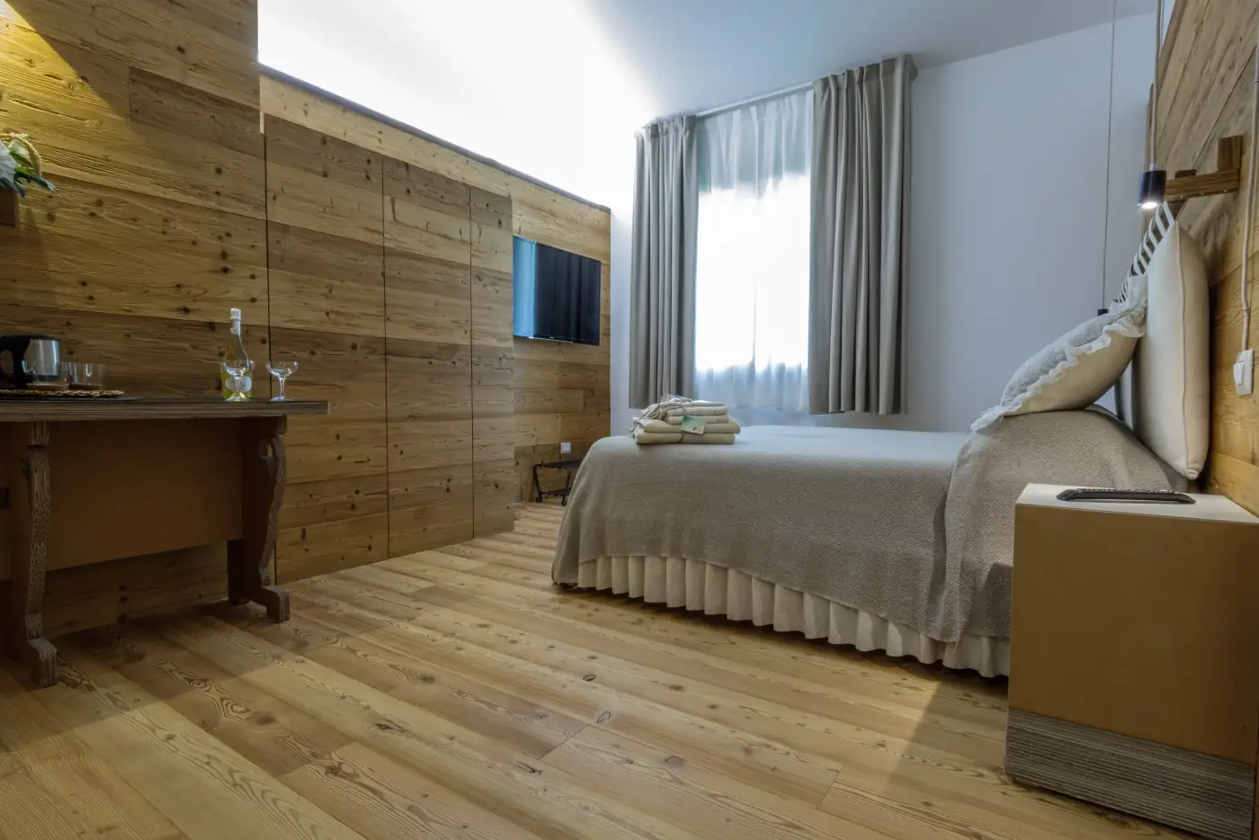 Tessuti naturali e luce in camera