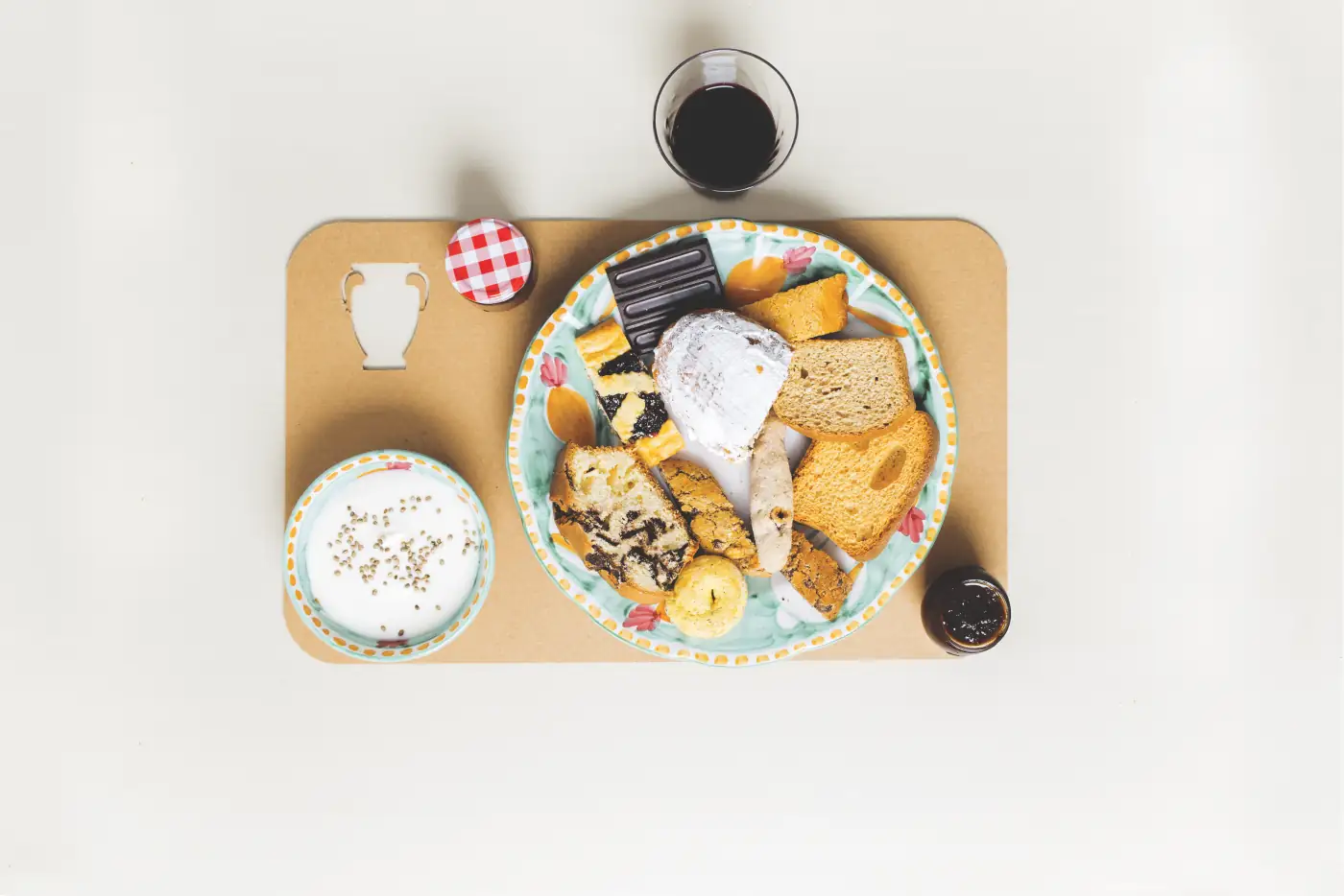 Colazione biologica con torte e prodotti locali