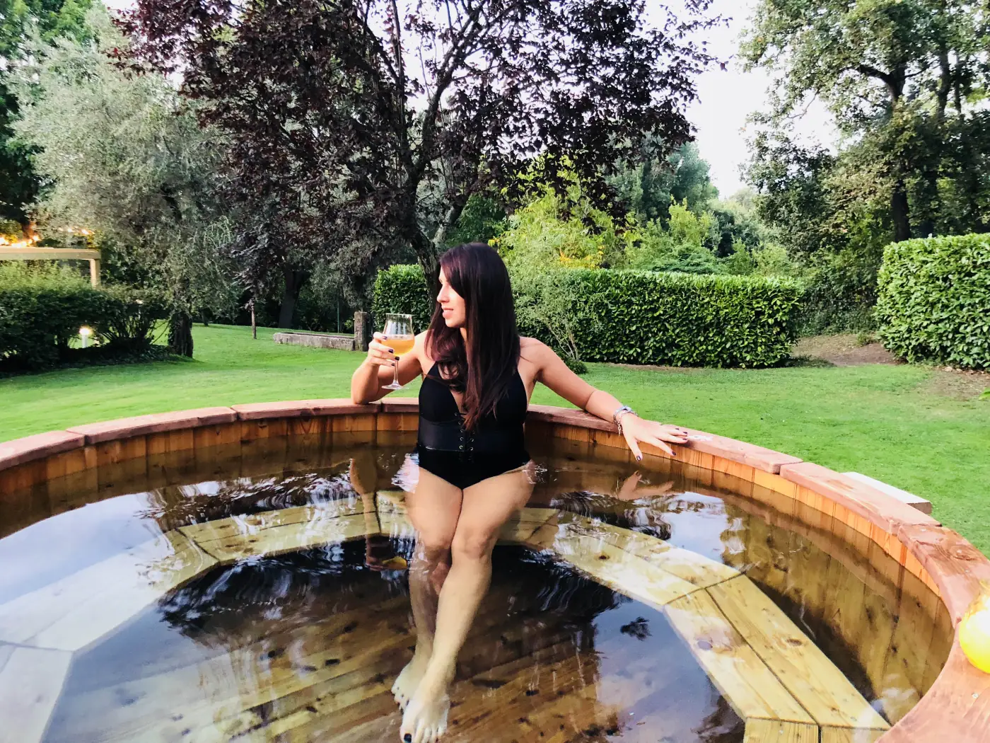 Vasca riscaldata a legna nel giardino di Italyke