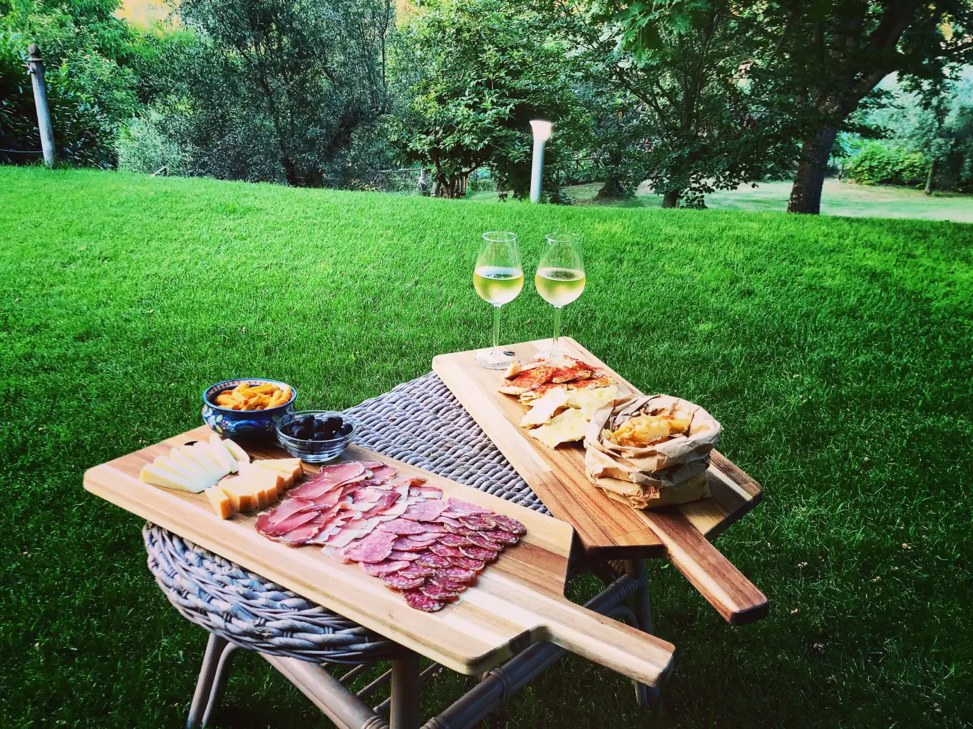 Prodotti locali serviti in giardino