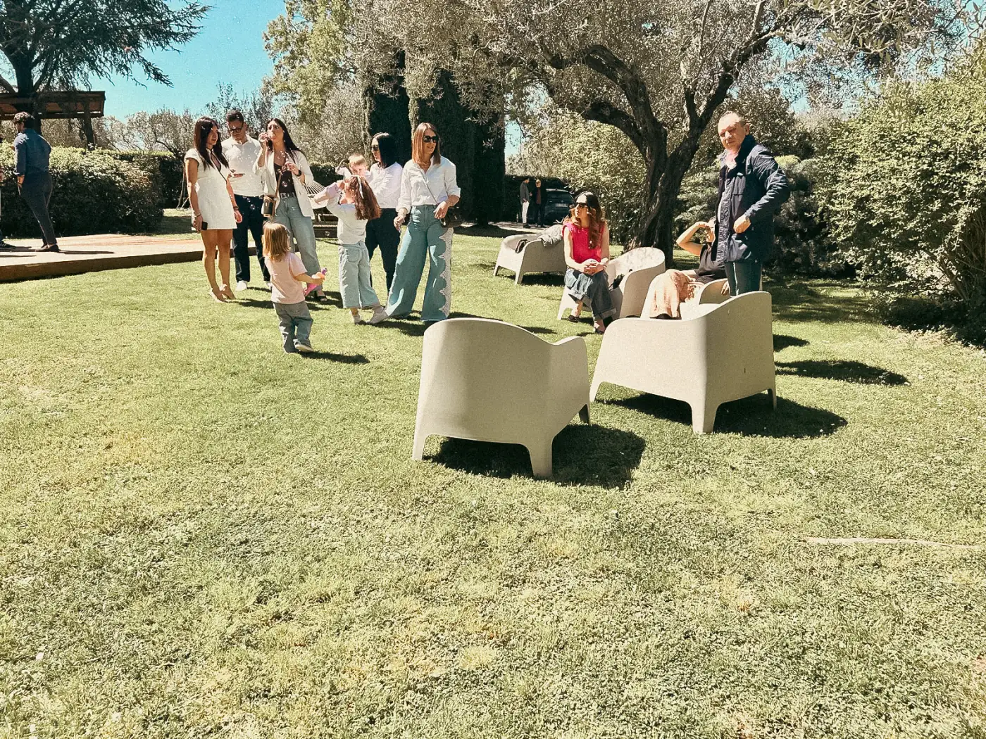 Sala comune preparata per colazioni e gruppi