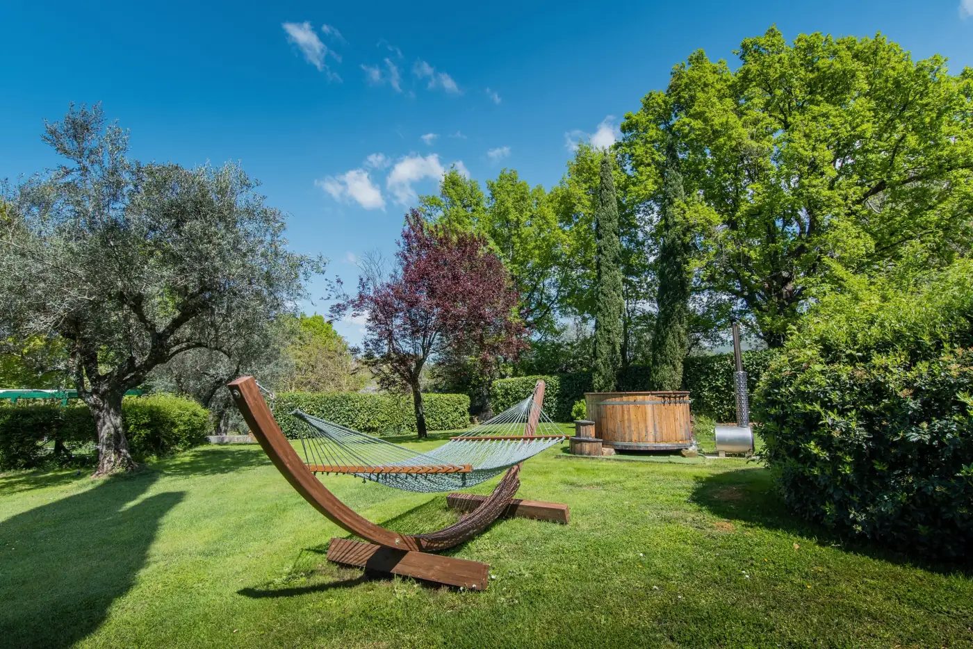 Giardino con amaca e vasca del Bio&B Italyke